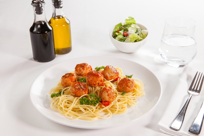 Фрикадельки со спагетти под красным соусом с салатом  из свежих овощей